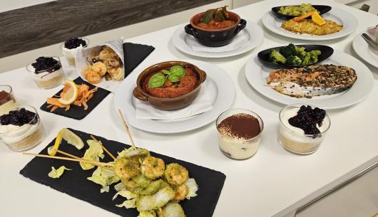 Varietà di piatti gourmet con dolci e secondi di pesce.