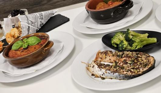 Piatti vari: pesce con semi, verdure, parmigiana, dessert.