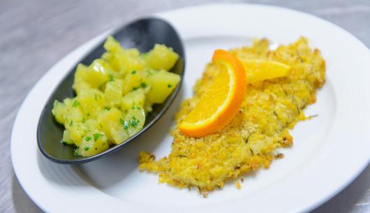 Filetto impanato con arancia e patate al prezzemolo.