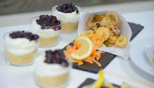 Dolci al cucchiaio e frittura di mare con limone.